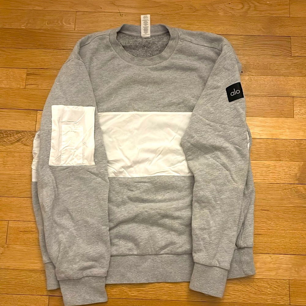 Like New Men’s L Alo crewneck sweatshirt with arm pocket.